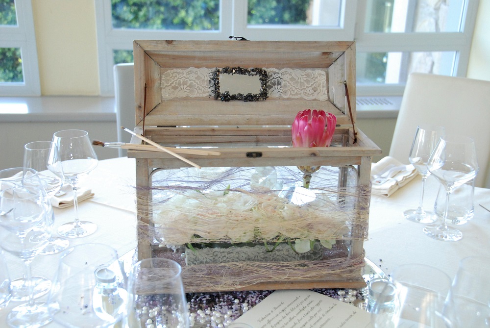 A centerpiece inspired by The Potrait of Dorian Gray, by Oscar Wilde, with white roses in a glass display