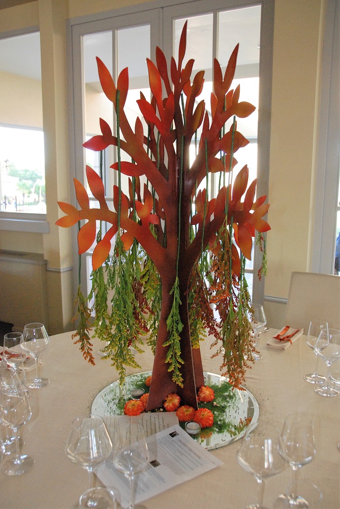 A centerpiece inspired by The Last of the Mohicans, by James Fenimore Cooper, with a 3D cutout of a tree with hanging flowers