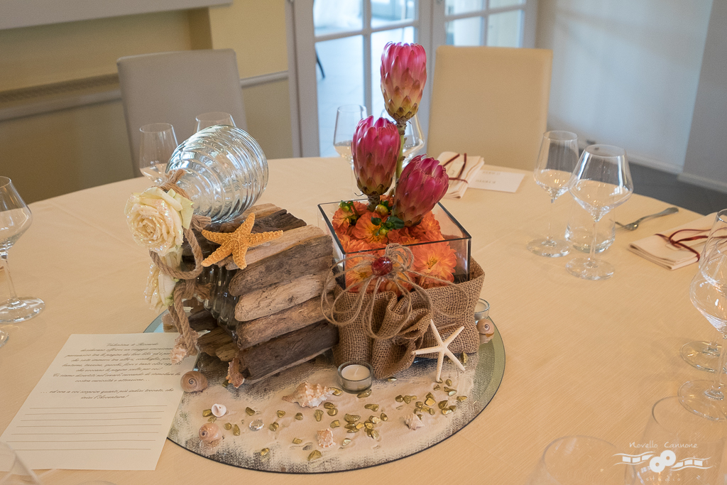 A centerpiece inspired by Treasure Island by Robert Louis Stevenson, with sand, seashells and gold nuggets