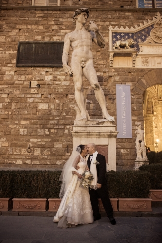 Sposi si baciano sotto il David di Michelangelo a Firenze